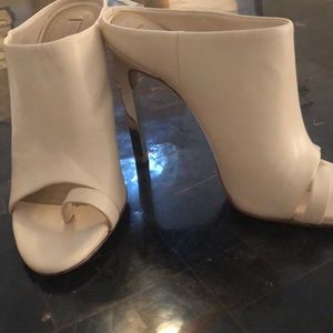 BCBG cream leather modern heel